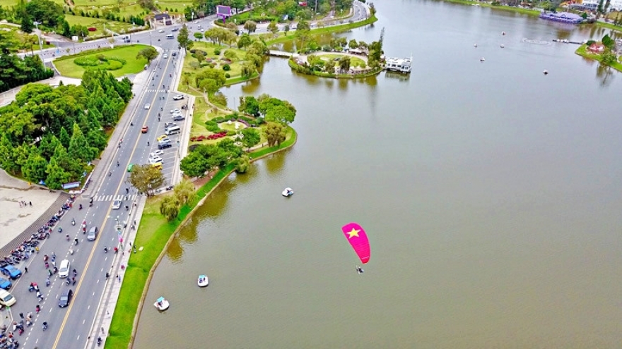 Da Lat resort pilots paragliding service over Xuan Huong lake